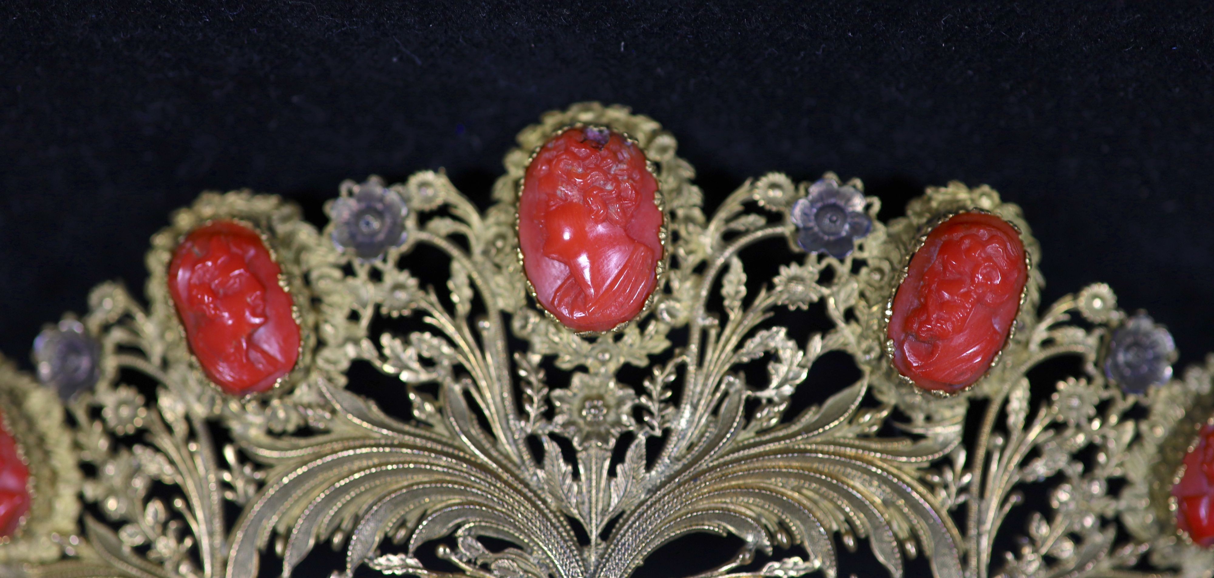 A Regency gilt metal/pinchbeck and graduated nine stone coral set tiara